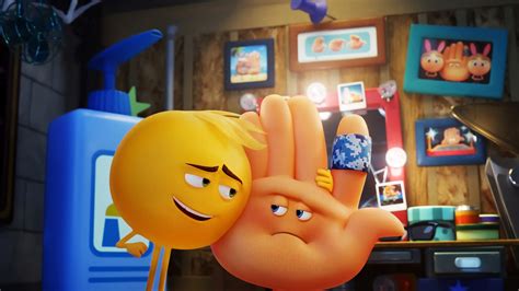The playful owl design offers a fun look, while the reversible comforter and coordinating sheets let you play. Nobody Likes The Emoji Movie | Vanity Fair