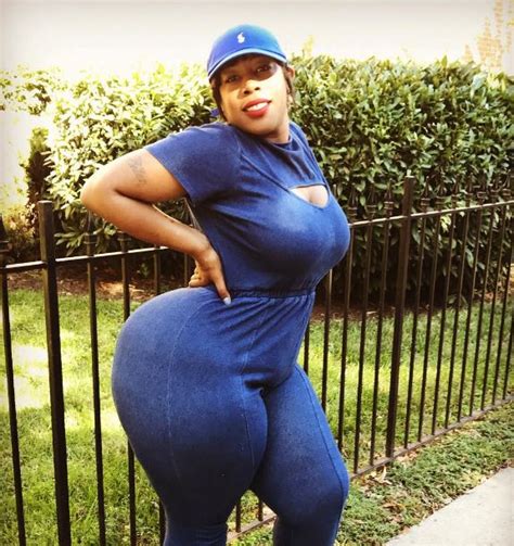 See Lady With Massive Bums Causing Madness For Men On Internet See