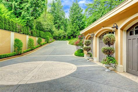 Luxury Driveway Luxury House View Of Garage And Driveway — Stock