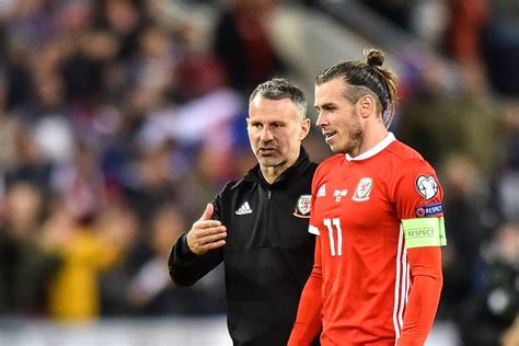 Ryan Giggs publicly supports Bale after banner controversy ...