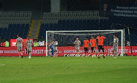 Karşılaşmaya galatasaray ön alanda baskıyla bu sonucun ardından galatasaray, spor toto süper lig'deki puanını 60'a çıkardı ve haftayı lider kapattı. Süper Lig: Medipol Başakşehir: 1 - Galatasaray: 1 Maç sonucu - İstanbul Haberleri