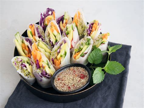 Leichte summer rolls mit süßsaurem dip, garnelen, gurke, karotte. Bunte Sommerrollen | Rezept mit Video | Kitchen Stories