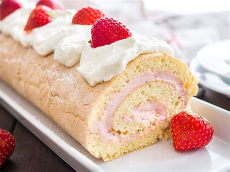 Strawberry Swiss Roll Cake | Cake roll recipes, Cake roll, Strawberry swiss roll cake recipe