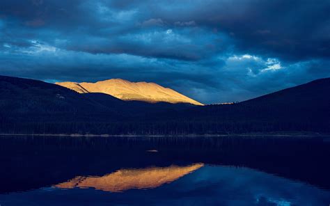 壁纸 湖，山，晚上，云，阳光，森林，水中的倒影 2560x1600 Hd 高清壁纸 图片 照片