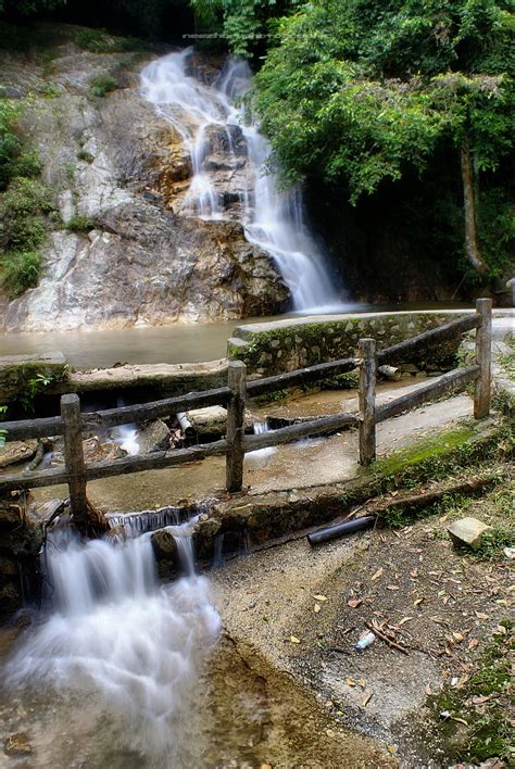 From there it cascades down to the botanical gardens waterfall , from which it derives its name of air terjun. Air terjun Ulu Yam, Hulu Selangor - Unikversiti