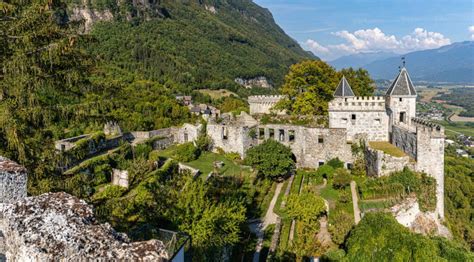Mai 2020, haben unbekannte einen grossen teil der fassade von. 15 september van Cressier naar Grenoble. - Anne Reizen