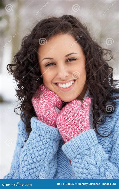 mujer en la nieve que desgasta la ropa caliente imagen de archivo imagen de guantes lindo