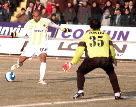 Sivasspor kulüp tesislerinde ise antrenman sahalarında 50 santimetreyi bulan kar birikintisinde futbolcular karın tadını doyasıya çıkardı. Kare kare Sivasspor - Fenerbahçe maçı - Galeri - Spor