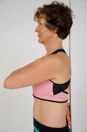 How To Fix Rounded Shoulders And Improve Your Posture Fix Rounded Shoulders Rounded Shoulders