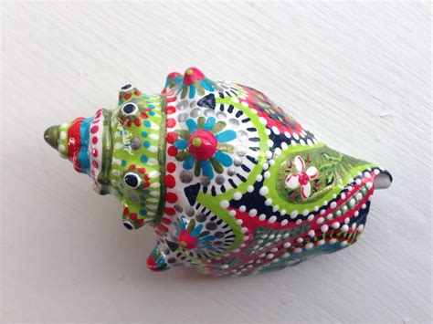 So i am always on the look out for lovely shell crafts.here is a gorgeous sea we are adore easy heart crafts for kids. Mini Conch | Seashell painting, Shell art, Seashell crafts