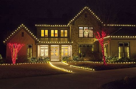 Impress your guests with christmas decorations from the home depot. Outdoor Christmas Lights Ideas For The Roof