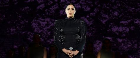 נסרין קדרי, ילידת 1986), או פשוט נסרין, היא זמרת ישראלית של המזרח התיכון קדרי, מוסלמי מתגייר 2, בעיקר שירה בעברית 1, אך יש לו גם פרשנויות בערבית, ובמיוחד שירים של אום כולתום. צביקה הדר נדבק בקורונה - כיפה