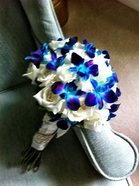 15 fall wedding bouquet ideas & what. Bouquet of white roses and blue-green dendrobium orchids f ...