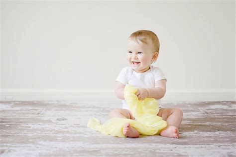Toddler Sitting While Smiling · Free Stock Photo