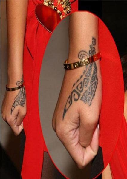 She has admitted that tattoos for her are like an addiction. 19 Magnificent Tattoos Sported by Rihanna And What They ...