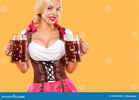 Giovane Ragazza Sexy Di Oktoberfest Cameriera Di Bar Portando Un Vestito Bavarese