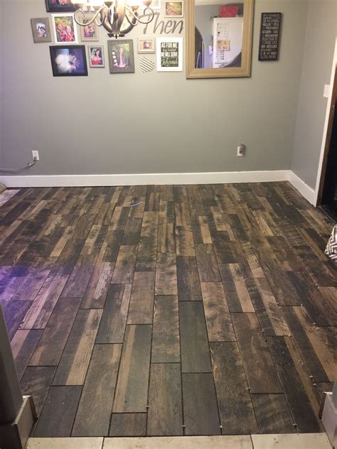 20 Grey Walls Brown Floor Decoomo