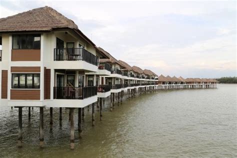 Guests may also book multiple rooms for travel with groups of family or friends. The hotel rooms - Picture of AVANI Sepang Goldcoast Resort ...
