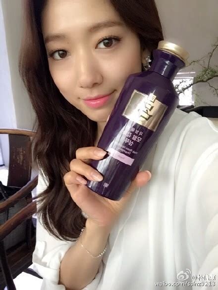 Five people, including her manager and herself, were rushed to the hospital. Park Shin-hye promotes Korean shampoo in China