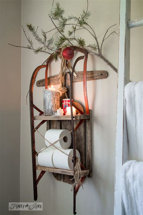 Cheerful Christmas-Themed Bathroom Decor Ideas