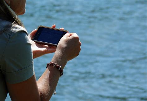 Fotos Gratis Smartphone Trabajo Hombre Playa Mar Agua Mujer