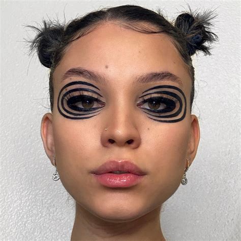 Pin By Peachpleaze On Makeup In 2020 Edgy Makeup Edgy Eye Makeup