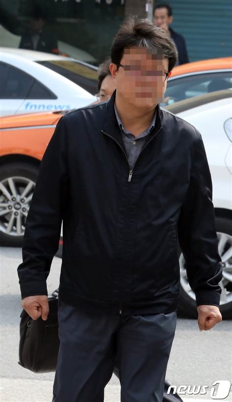 경찰 출석한 김경수 의원 전 보좌관 네이트 뉴스