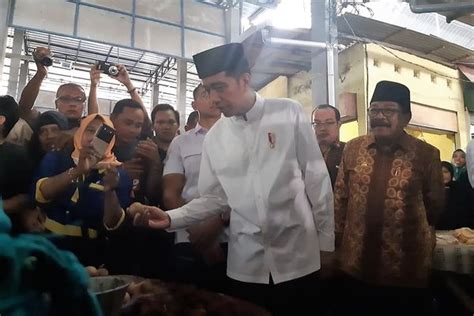 Skala ekonomi adalah fenomena turunnya biaya produksi perunit (average cost) yang terjadi bersamaan dengan meningkatnya jumlah produksi skala ekonomi merupakan konsep lama serta merujuk pada pengurangan biaya per unit pada saat ukuran fasilitas dan tingkat pemakaian input. Presiden Blusukan ke Pasar Lamongan, Pantau Harga dan Beli ...