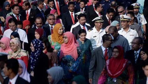 Kakitangan awam, korang dapat menikmati 3% subsidi yang ditanggung beres oleh kerajaan. Menteri: Jumlah penjawat awam tidak akan dikurangkan ...