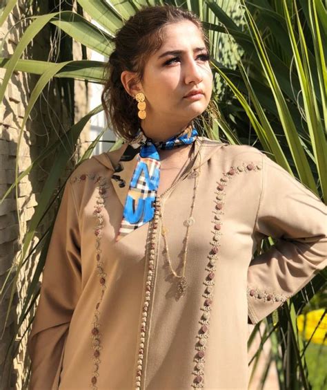 Limage Contient Peut Tre Personne Debout Et Gros Plan Fashion Moroccan Caftan Kaftan