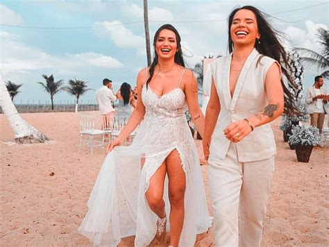 A cantora sertaneja maria clara anunciou neste domingo (18) que está se separando da influenciadora digital fernanda aguiar, com quem se casou no mês de janeiro, em pernambuco. Cantora Maria Clara se casa com a namorada em cerimônia ...