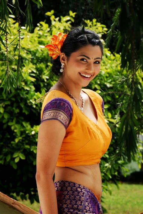 Kannada Sexy Actress Daisy Shah Acting As Kerala Cheating House Wife