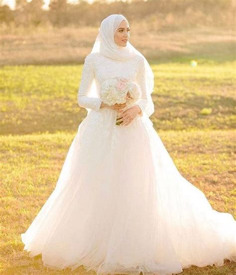 14 Inspirasi Gaun Pengantin Syari Berwarna Putih Tampil Cantik Dengan Jilbab Lebar Kenapa Tidak