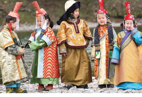 Нүүдэлчдийн соёлын наадмаар зөвхөн Монгол үндэсний хувцас ...