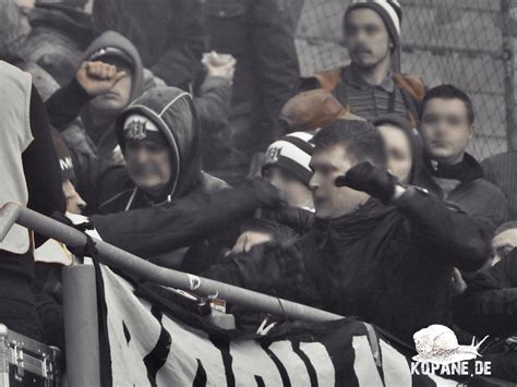 Fc dynamo dresden am sonntagvormittag auf dem weg zum training von maskierten hooligans bedroht. SG Dynamo Dresden - Vfl Osnabrück 20.12.2014, away ...