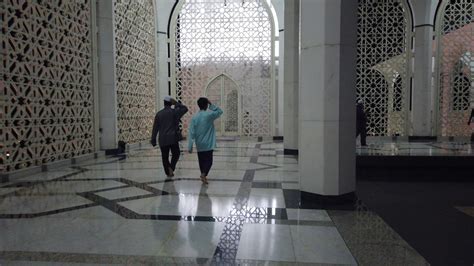 Waktu solat islam yang paling tepat di shah alam, selangor malaysia waktu fajar hari ini 05:43 am, waktu zohor 01:16 pm, waktu asar 04:43 pm, waktu maghrib 07:25 pm & waktu isyak 08:41 pm. Sekitar di dalam Masjid Shah Alam - YouTube