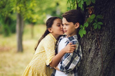 Petit Gar On Embrassant La Fille Photo Stock Image Du Bonheur Enfant