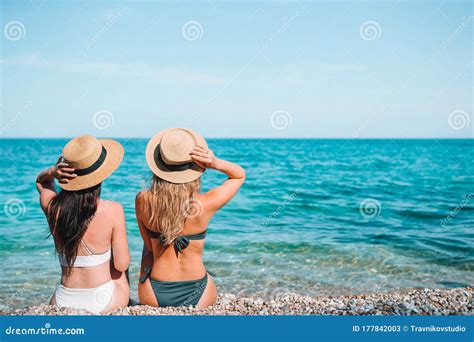 Vrouwen Op Het Strand Die Genieten Van Zomervakantie En Op Zee Kijken