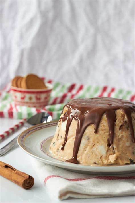 Vanilla, ice cream, m&m, oreos, hot fudge sauce. Christmas Pudding Ice Cream - Delightful Vegans
