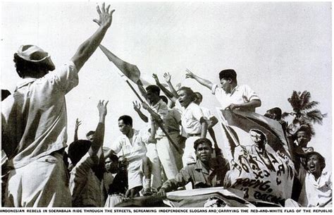 Bersama dengan bung karno dan bung hatta, ketiganya disebut dengan triumvirat kemerdekaan republik. SAMBUTAN RAKYAT INDONESIA SETELAH MENDENGAR PROKLAMASI ...