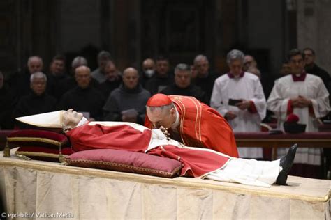 wenn der papst den papst beerdigt so geht es nach dem tod benedikt xvi jetzt weiter