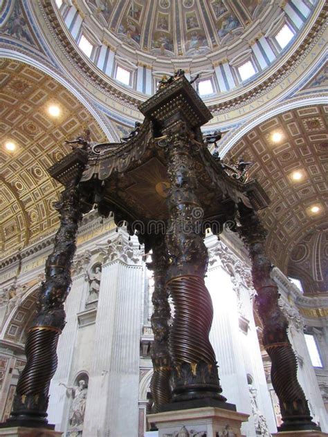 Altar No Interior De Santo Peters Basilica Na Cidade Do Vaticano Foto