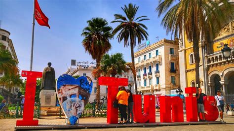 الجمهورية التونسية) کشوری که از باختر با الجزایر و از جنوب خاوری با لیبی و از خاور و شمال خاوری و همچنین شمال به دریای مدیترانه پیوند می خورد. جولة في شوارع #تونس العاصمة - YouTube