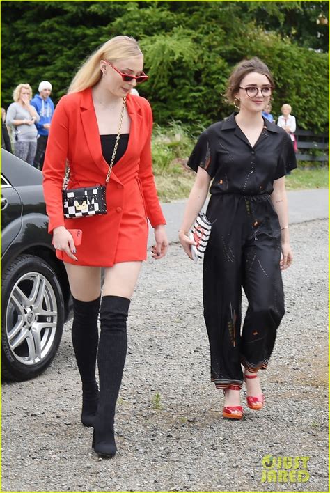 Photo Sophie Turner Maisie Williams Kit Harington Rose Leslie Wedding