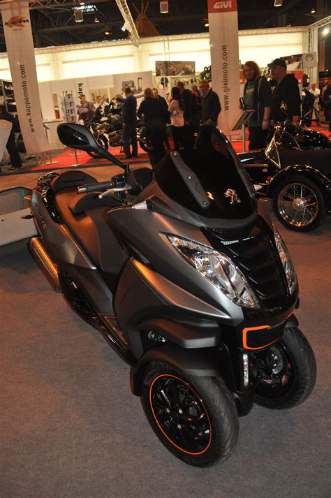 Wide deck for easy riding by kids. Peugeot Metropolis RS 3-wheel scooter | Peugeot, Enjoy ...