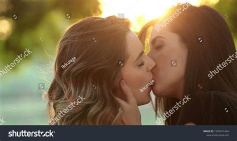 Lesbian Kiss Lgbt Couple Passionately Kissing Foto Stock