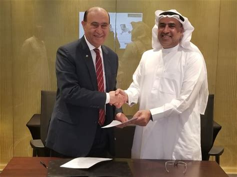 أكد الفريق مهاب مميش، مستشار رئيس الجمهورية لمشروعات محور قناة السويس، أن قناة السويس في السنة الواحدة تتحرك بها من 18 لـ19 ألف سفينة، ومعرض حدوث عطل أو أي شىء. "مميش" و"الدبيجي" يوقعا مذكرة تفاهم لدعم النقل البحري بين مص | مصراوى