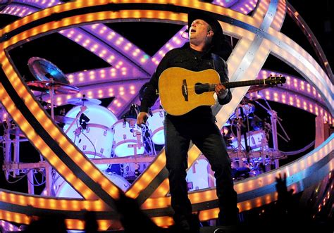 Concert Review Garth Brooks Energizes Pittsburgh Crowd In Consol
