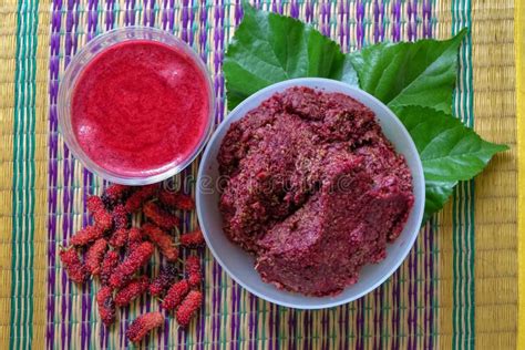 Preparing Mulberry Juice By Separating Juice From Fiber And Skins Of