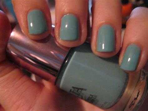 The Nail Polish Enthusiast: Colors that Look Good on Short Nails: Part Une
